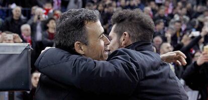 Luis Enrique i Simeone se saluden en el duel de l'anada.