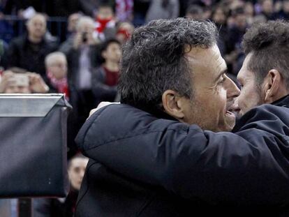 Luis Enrique i Simeone se saluden en el duel de l'anada.