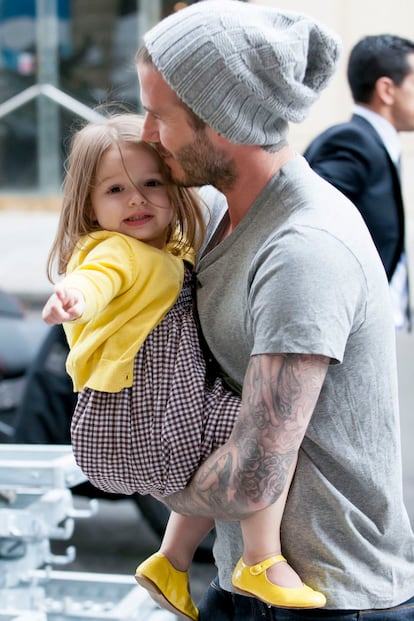 La llegada de Harper Seven, el pasado 10 de julio de 2010, a la vida de los Beckham aportó la nota dulce a una familia en la que predomina el lado masculino. A sus casi tres añitos es la niña preferida de 'papá', David.