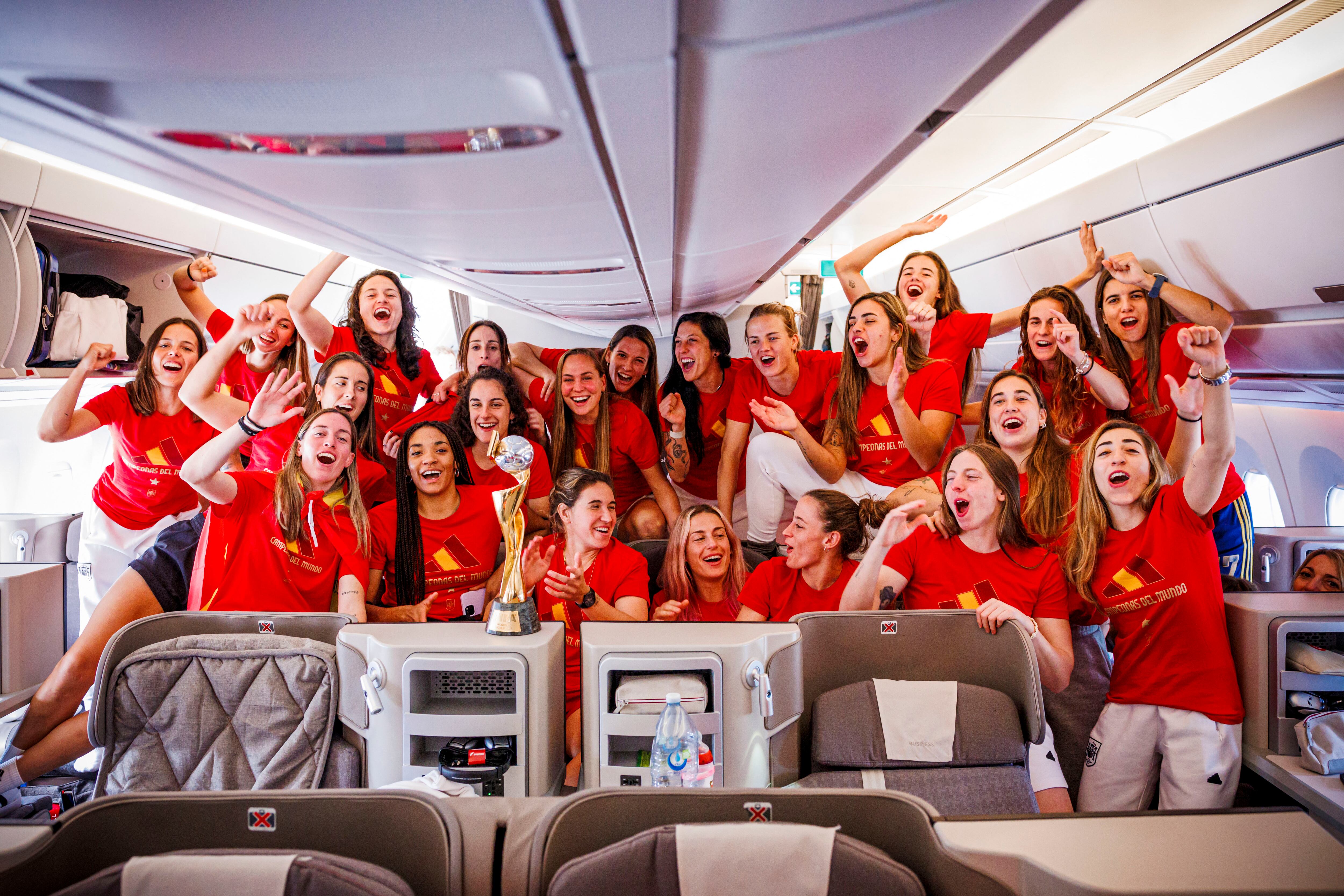 Las jugadoras de la selección española de fútbol femenino celebran su victoria en el Campeonato del Mundo dentro del avión en Doha, de camino a Madrid, donde tienen previsto aterrizar a última hora de la tarde. 