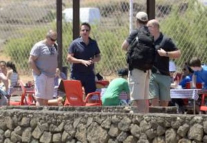 El primer ministro británico David Cameron (2i), en un chiringuito de la Playa de La Garita en Arrieta, Lanzarote, donde se encuentran pasando las vacaciones de Semana Santa con su familia.