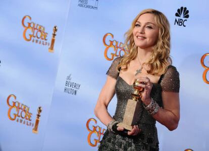 Madonna posa junto a su Globo de Oro a la Mejor Canción, el 15 de enero de 2012 en Los Ángeles