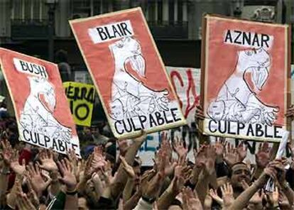 Los manifestantes de Madrid lucieron carteles alusivos al <i>Gernica</i> de Picasso con los nombres de Bush, Blair y Aznar.