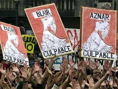 Los manifestantes de Madrid lucieron carteles alusivos al <i>Gernica</i> de Picasso con los nombres de Bush, Blair y Aznar.