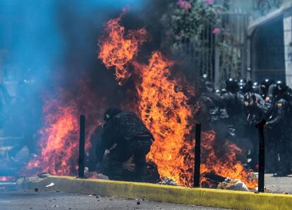 Dos policías tras recibir el impacto de un artefacto explosivo durante una protesta en Caracas.