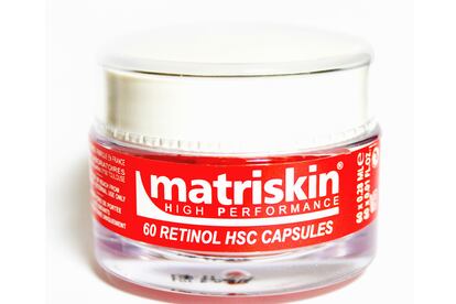 Refuerza tu luminosidad profundamente con las cápsulas de retinol de Matriskin. Contiene una alta concentración de vitamina A (o retinol) que actúa de fotma intensiva sobre la piel. Además de devolver el tono luminoso, también alisa las arrugas, difumina las manchas y atenúa marcas y cicatrices. Se deben aplicar 2 ó 3 cápsulas en el rostro, incluyendo el contorno de ojos, para después utilizar una crema hidratante. El tarrito con 60 comprimidos cuesta 87 euros y lo puedes adquirir aquí.