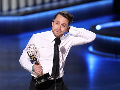 Kieran Culkin recoge su Emmy a mejor actor protagonista por su papel de Roman Roy en 'Succession'.