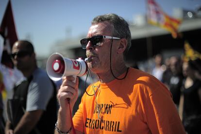 Un trabajador del ferrocarril protesta a las puertas de la estación de Sants.