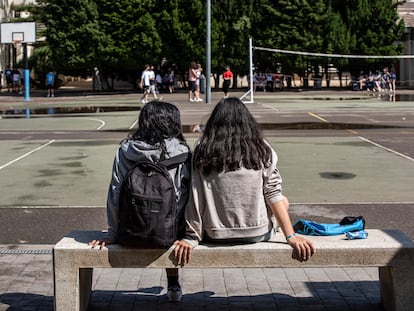 Dos alumnas de un instituto valenciano, en una imagen de archivo.