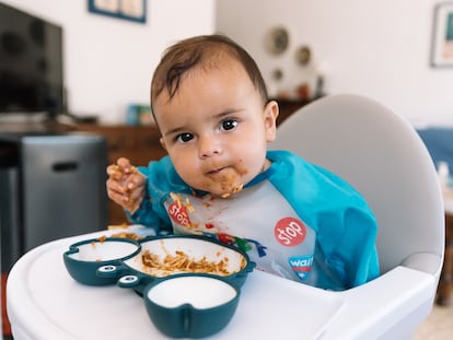 Un bebé disfruta comiendo.