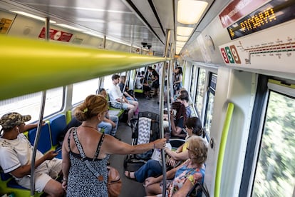 Viajeros en el interior de un vagón en el tramo València Sud-Castelló de Metro de Valencia.
