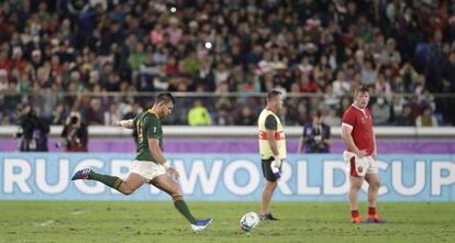 El sudafricano Pollard golpea durante la semifinal contra Gales.