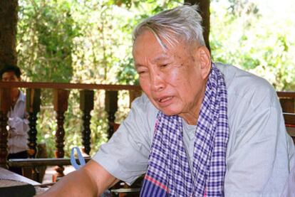 Pol Pot, líder de los jemeres rojos, durante una entrevista en el norte de Camboya, a finales de los años noventa.