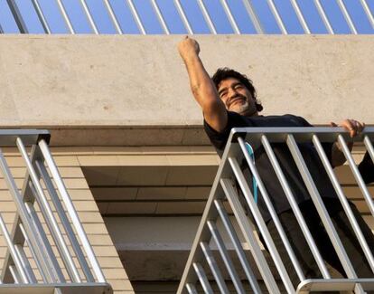 Maradona saluda a sus seguidores desde el balcón del hotel en el que está hospedado en Nápoles