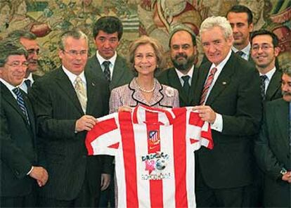 Doña Sofia con la camiseta del Atlético que le entregaron Baltasar Garzón y Luis del Olmo.