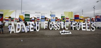 Niños muestran el mensaje "adieu Fossil Fuels" (adiós a los hidrocarburos) durante la Conferencia sobre el Cambio Climático de París (Francia).