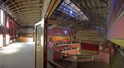 Aspecto actual de la sala del teatro Arnau y de la barra de bar del segundo piso.