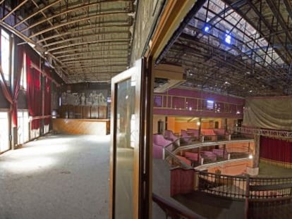 Aspecte actual de la sala del teatre Arnau i de la barra de bar del segon pis.