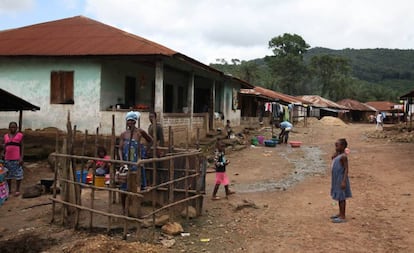 Una mujer junto al punto de agua potable de Masumbiri, en Sierra Leona.