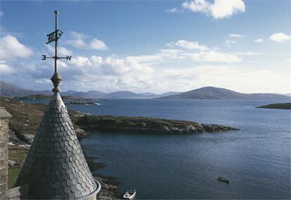 La silueta de la torre del castillo de Amhuinnsuidhe, en medio de la inmensidad del mar.