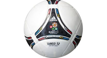 La Eurocopa de 2012 se jugará con el Tango 12, cuya denominación hace referencia a la pelota que se utilizó en los Mundiales de Argentina 1978 y España 1982 y cuyo diseño fue la base del balón de los demás campeonatos hasta Francia 1998.