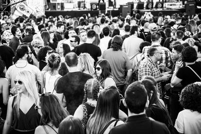 El pasado sábado teníamos una cita al mejor estilo "tardeo" en el centro de Elda. ¿El motivo? Una nueva edición del EMDIV festival. El clima no nos jugó una buena pasada ni a nosotras, ni a los asistentes, ni a artistas como Dinero, Olivia y Ayoho, que tuvieron que recoger sus instrumentos para volver a casa después de hacer una prueba de sonido algo pasada por agua. Lo pudimos comprobar con nuestros propios ojos (y zapatillas mojadas) al llegar al concierto de Dinero que estaba previsto a las 14h en Plaza Castelar.