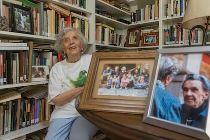 escritora Elena Poniatowska en su casa en la Colonia Chimalistac en la Ciudad de México