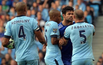 Diego Costa y Zabaleta se encaran durante el partido.