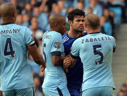 Diego Costa y Zabaleta se encaran durante el partido.