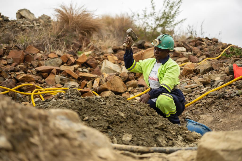 De trabajadoras precarias a dueñas de los yacimientos: así combaten las mineras de Zimbabue la brecha de género 