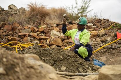 Shuvai Mutami, presidenta de la Asociación de Mujeres Mineras de Zimbabue, trabajando en la ciudad de Zvishavane.