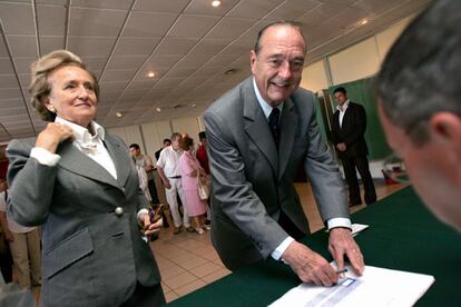 El presidente Jacques Chirac y su esposa Bernadette han votado en el colegio electoral de Sarran, en Corrze, en el cantn donde la primera dama es consejera general y la regin en la que la pareja siempre ha tenido su residencia.