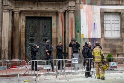 Destrozos en la sede de la Diputación de Ourense tras la protesta de los bomberos este lunes.