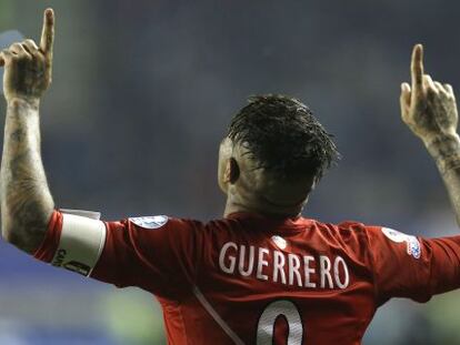 Paolo Guerreiro celebra seu terceiro gol contra a Bolívia.
