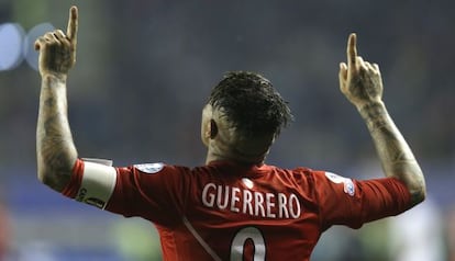 Paolo Guerreiro celebra seu terceiro gol contra a Bolívia.