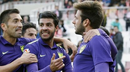 Charles y Torres felicitan a Cop por su gol.