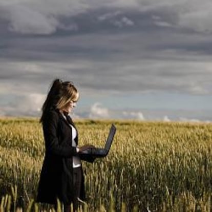 Una mujer se conecta a internet en una zona remota