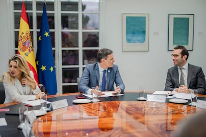 Yolanda Díaz, Pedro Sánchez y Carlos Cuerpo, en el Consejo de Ministros.