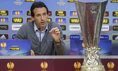 Emery da la rueda de prensa con la copa de la Liga Europa.