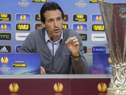 Emery da la rueda de prensa con la copa de la Liga Europa.