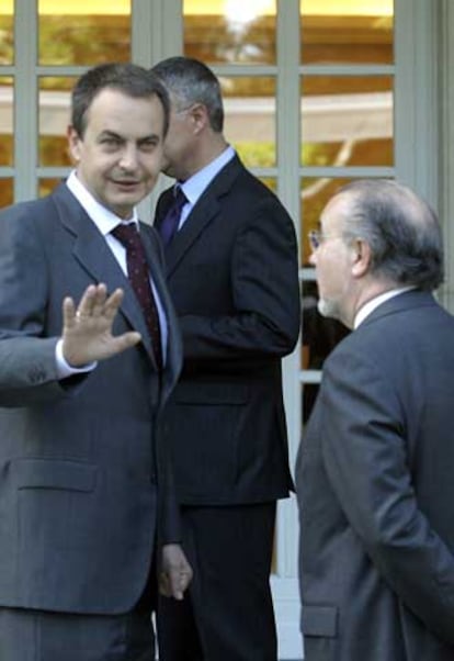 Zapatero y Solbes, en las escaleras de La Moncloa.