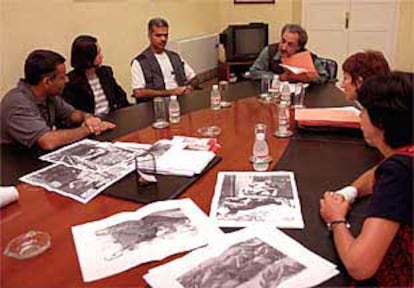 José Chamizo, ayer, reunido con la plataforma de solidaridad con el pueblo palestino de Sevilla.