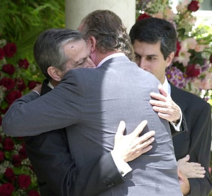 El Rey Juan Carlos abraza al expresidente del Gobierno Adolfo Su&aacute;rez en presencia de su hijo Adolfo Su&aacute;rez Illana como muestra de p&eacute;same por la muerte de su esposa, Amparo Illana, el 18 de mayo de 2001.
