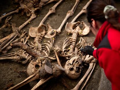 Laura Gutiérrez, antropóloga forense, durante una intervención en uno de los 10 cuerpos encontrados maniatados en la fosa CE017 del barranco de Víznar (Granada).
