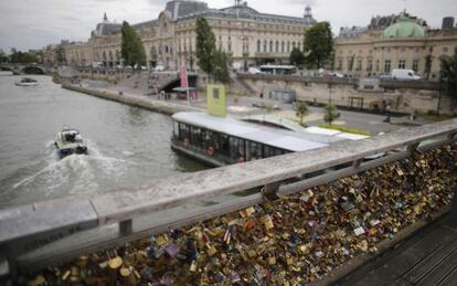 Cadeados em ponte de Paris sobre o rio Sena.