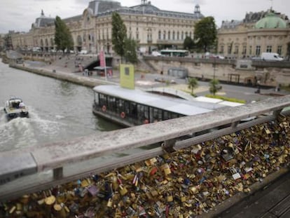 Cadeados em ponte de Paris sobre o rio Sena.