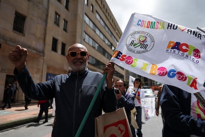 Un manifestante que apoya la reforma laboral del Gobierno de Gustavo Petro, en Bogotá, el 28 de mayo.