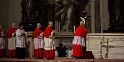 El cardenal Tarcisio Bertone besa un crucifix a la basílica de Sant Pere el Divendres Sant.