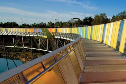 The Brick Pit Ring, el anillo que el estudio de arquitectura australiano Durbach Block Jagger proyectó en el Parque Olímpico de Sidney, ofrece una panorámica espectacular al aire libre, a 20 metros sobre un cráter inundado del que se extraía la arcilla para la fabricación de ladrillos.