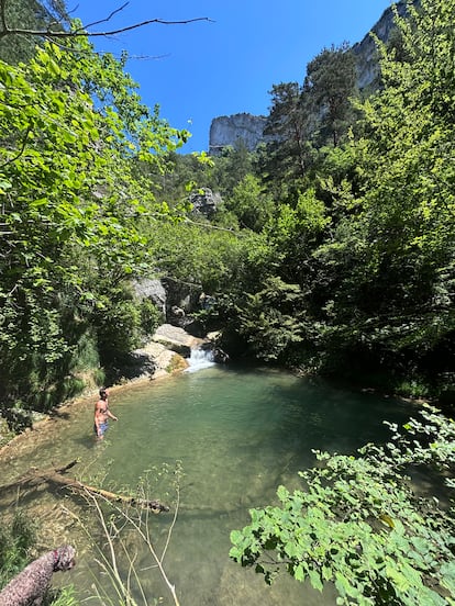 Una de las pozas durante el recorrido por el sendero del río Purón.